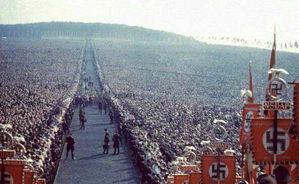 تجمع میلیونی نازی‌ها در حمایت از سیاست‌های هیتلر..   ؛ آلمان ، 1937